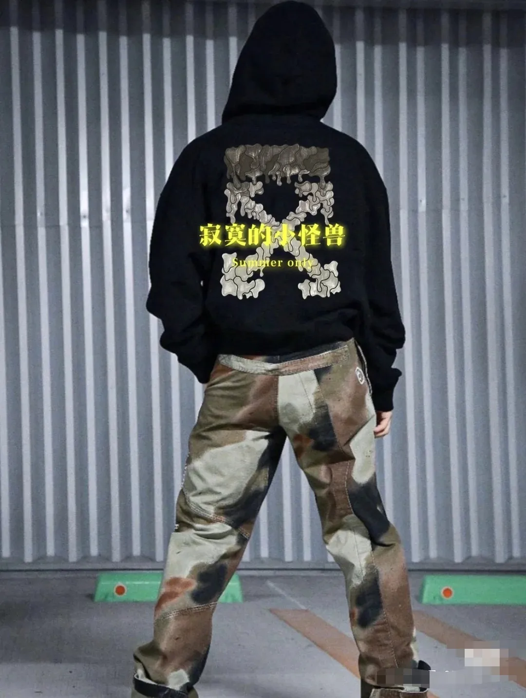 ♻️💯Upper body reference model picture♥️ Top tested version official website new OFF-WHITE water droplet dissolving black ice cream hoodie pullover sweatshirt Graffiti arrow series European niche culture high street versatile inkjet graffiti water drop arrow💧hot melt gradient effect! The printing adopts the imported glue hot stamping process. The printing has an overlapping and melting texture, creating a three-dimensional and dynamic effect. After high temperature and heat fixation, the firmness is very high, so there is no need to worry about the printing fading and falling off easily! The fabric is made of custom-woven and dyed pure cotton twill terry that has been pre-shrunk by washing and treated to prevent pilling. The collar is made of thick threads and is elastic. The collar will not deform even after repeated cleaning for a long time!   Complete range of PB packaging bags with wash water label tags and comparison support! 🚩Wall crack recommendation is different from the market currency! A full set of customized accessories! Strict quality control! ZP-purchasing agent of the same level! It’s extremely difficult to reproduce, so don’t be afraid of any comparison! Give it away and keep it for yourself💕 The fabric is made of 480g large fish scale terry cotton fabric, which is full of drape and is a big release. Color: black and white Size: XS-L P:390